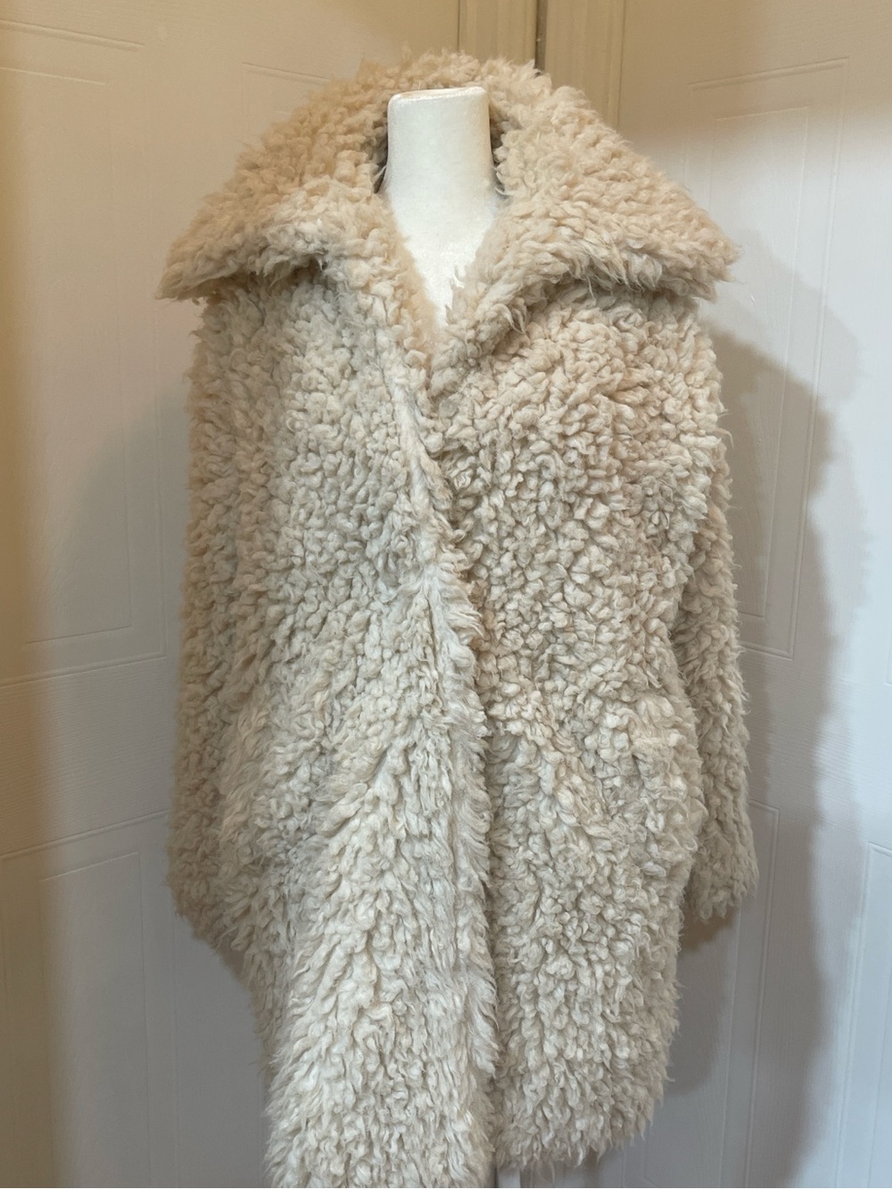 American Eagle Outfitters Plush Faux-Shearling Coat in Cream M